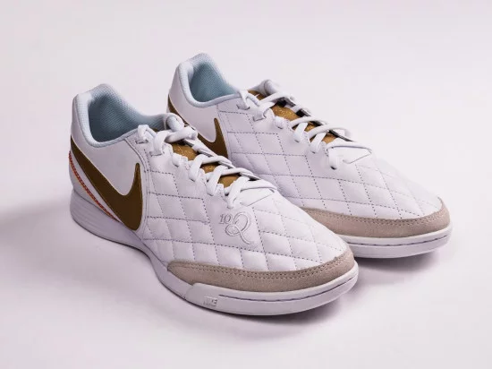 Nike 10R bianco oro.webp